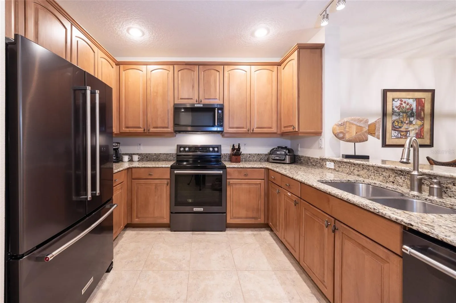 FULLY EQUIPPED KITCHEN: TALL 42" UPPER CABINETS