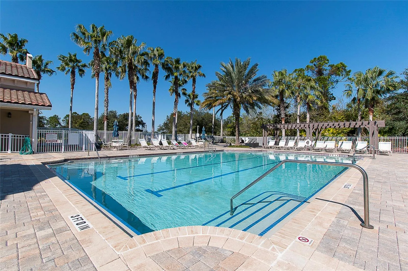 CLUBHOUSE: HEATED POOL