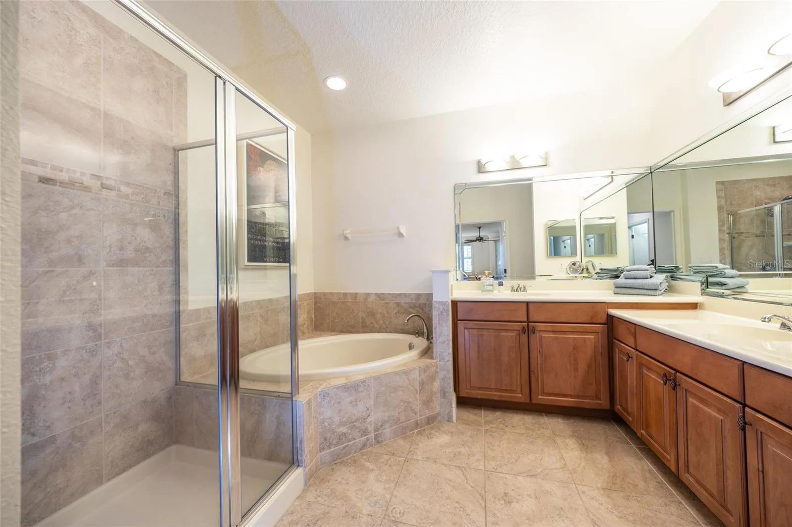 LARGE WALK IN SHOWER AND SOAKING GARDEN TUB