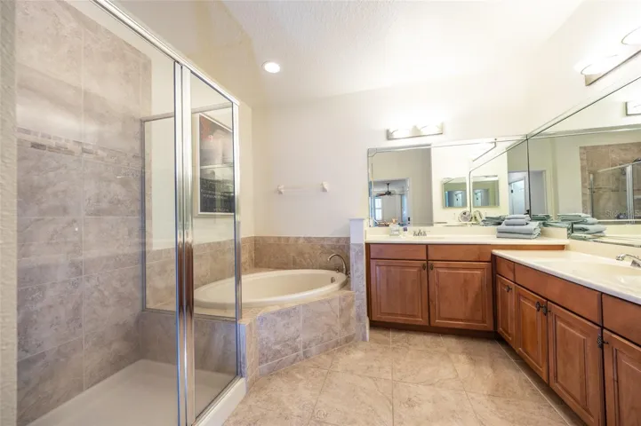 LARGE WALK IN SHOWER AND SOAKING GARDEN TUB