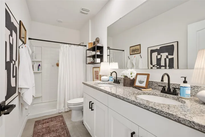 En suite bath, dual sinks