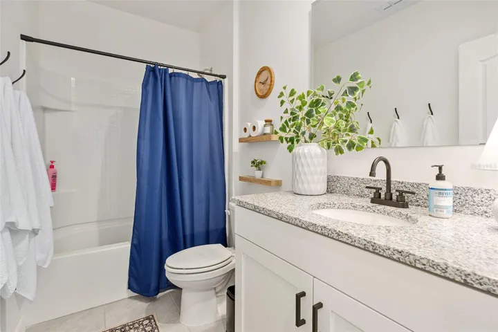 Main bath, tub/shower combo