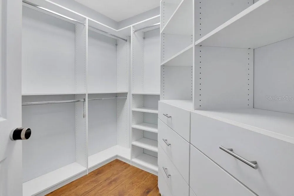 Walk-in-closet