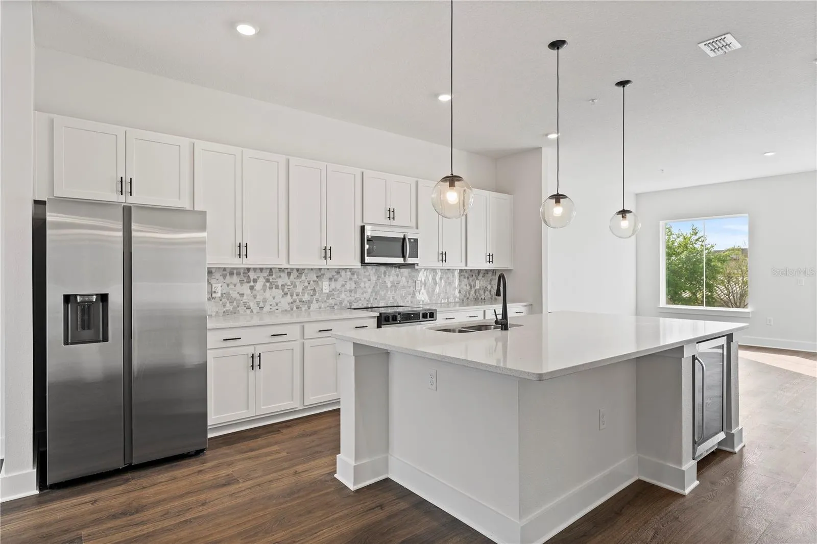 Plenty of cabinets, Stainless Steel Appliances