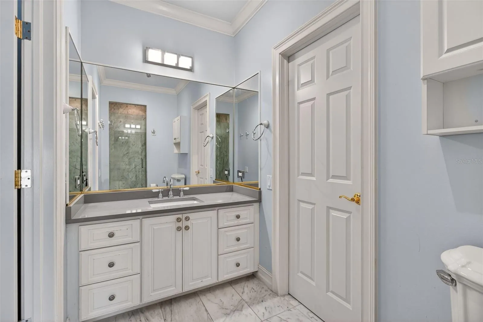 Guest Room Jack-n-Jill Bath