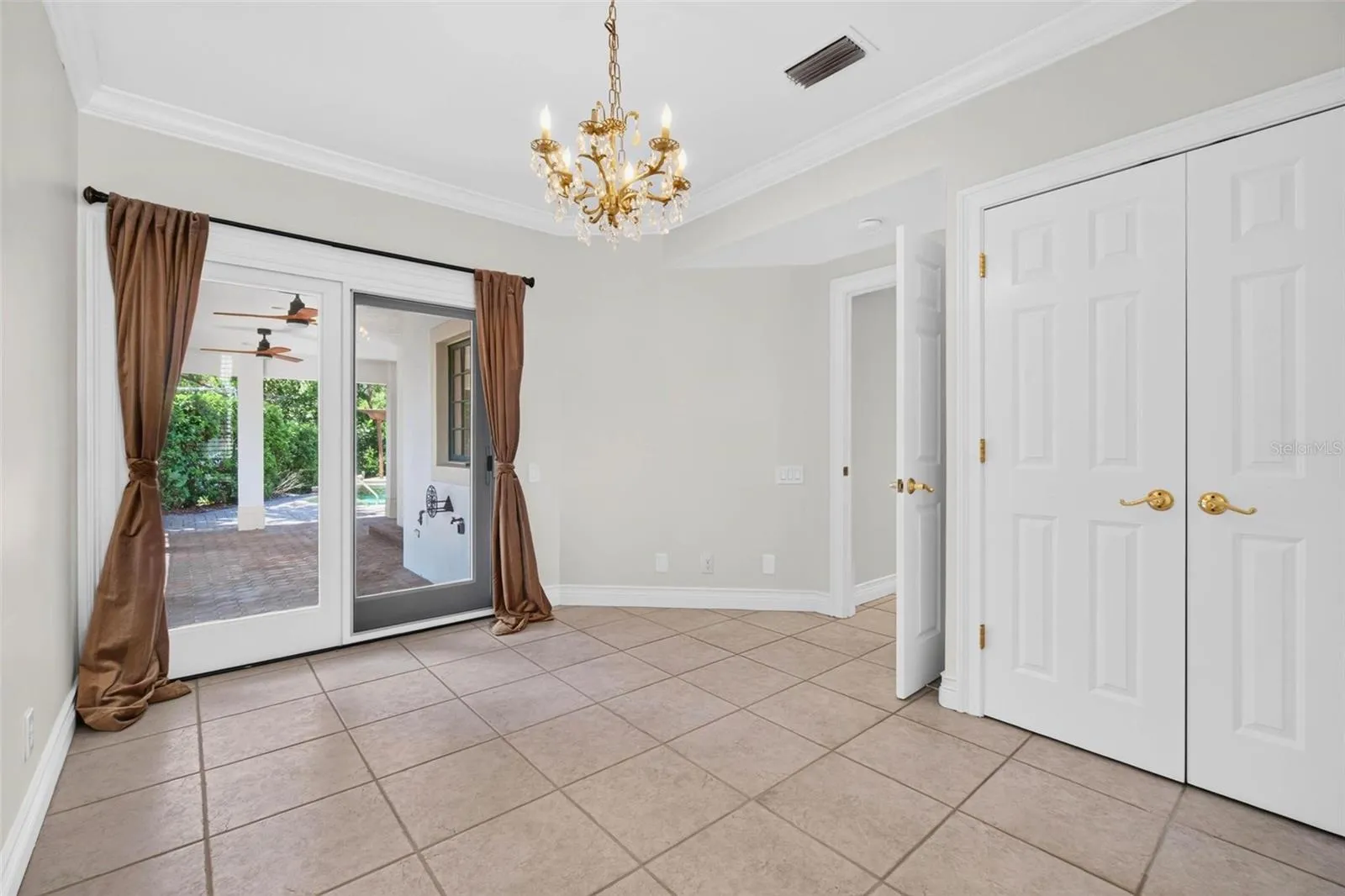 1st Floor Guest Room