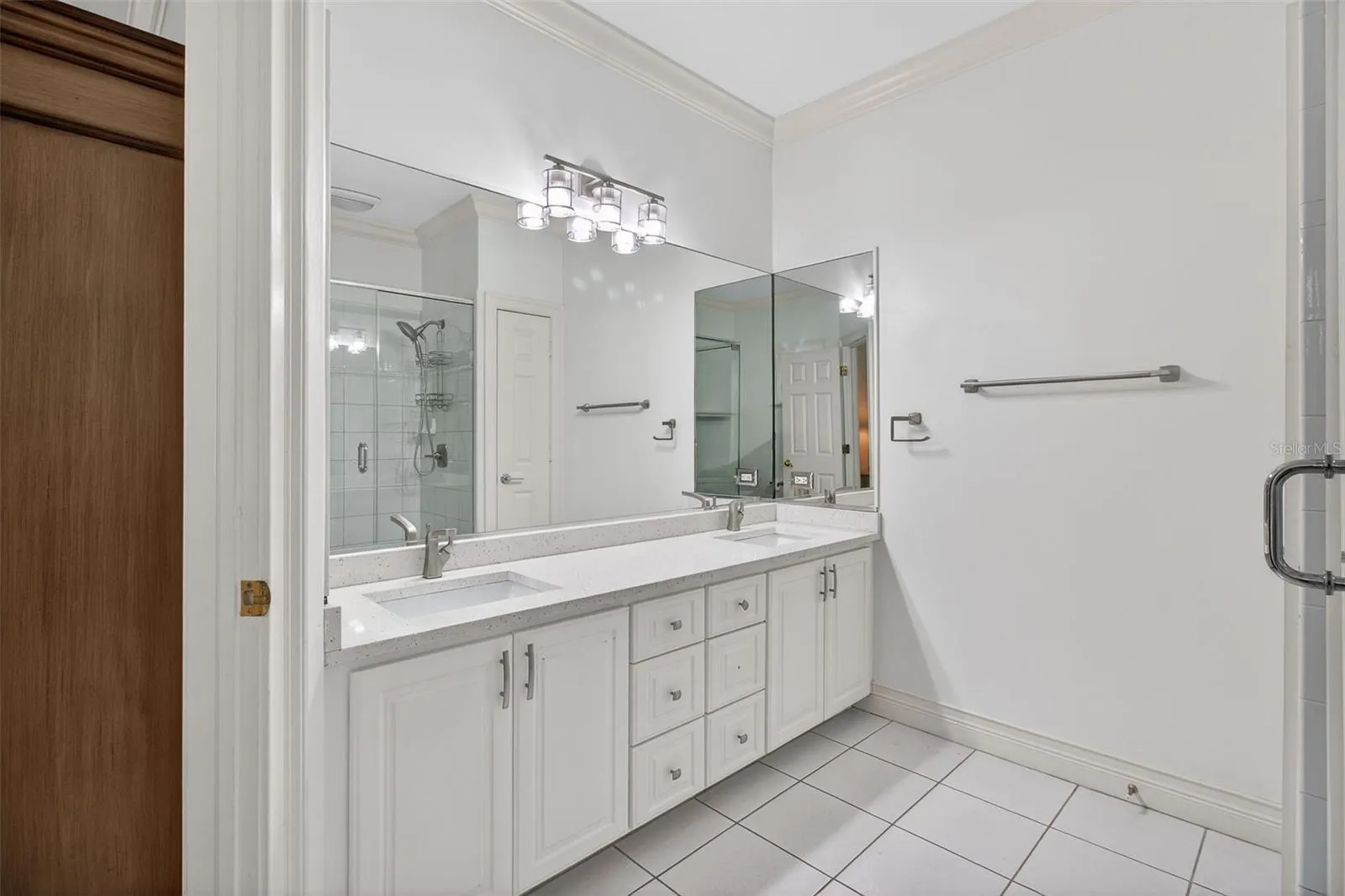 Guest Room 4 Ensuite Bath