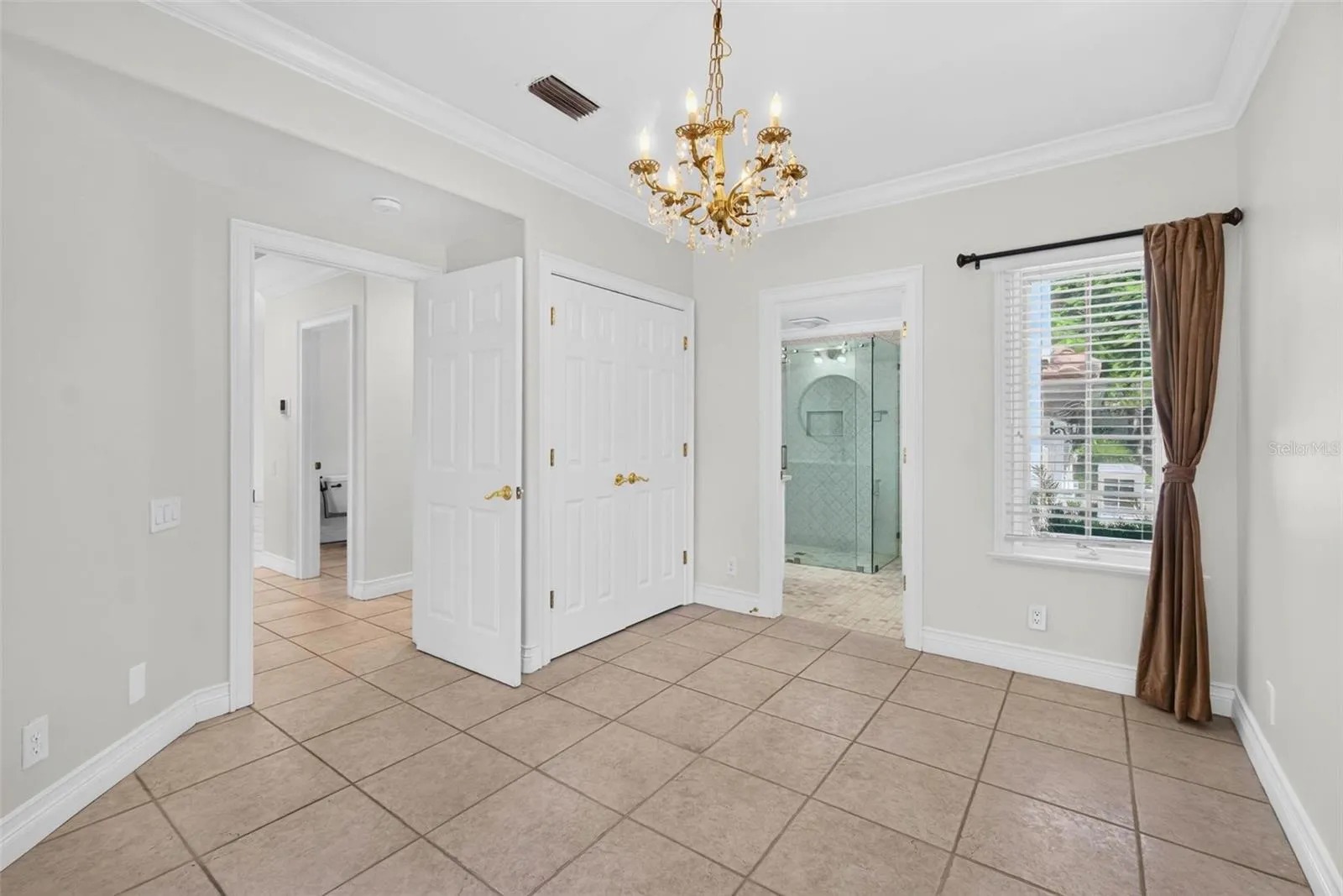 1st Floor Guest Room