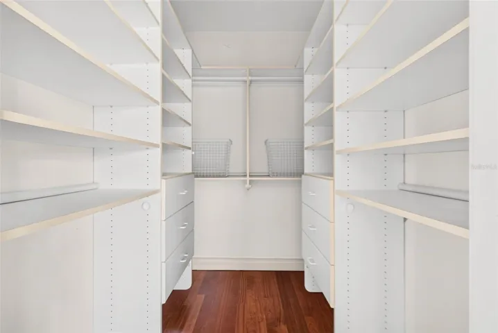 Guest Room 4 (ensuite) Walk-In Closet