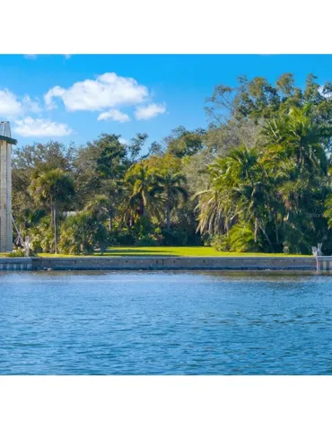 90' Tampa Bay waterfront