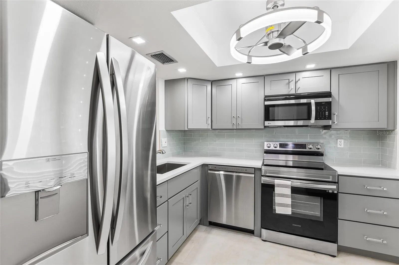 Kitchen (with tray ceiling)
