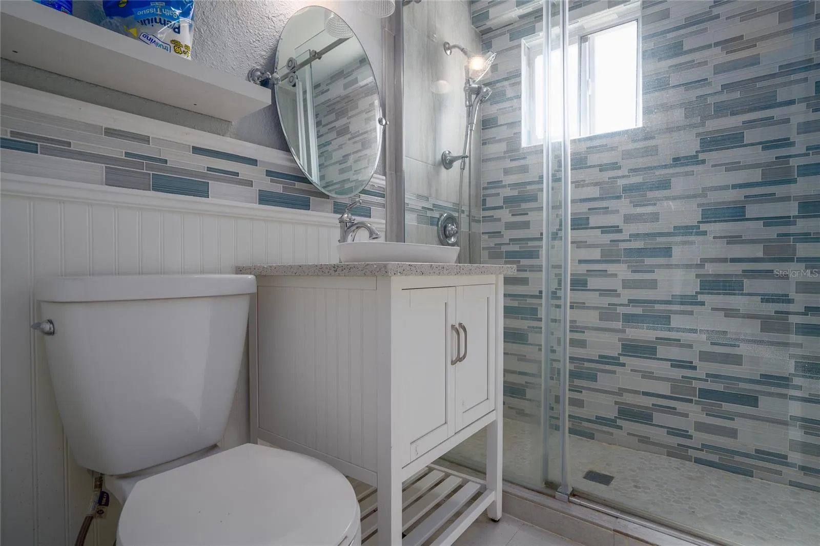 En suite to guest bedroom!00