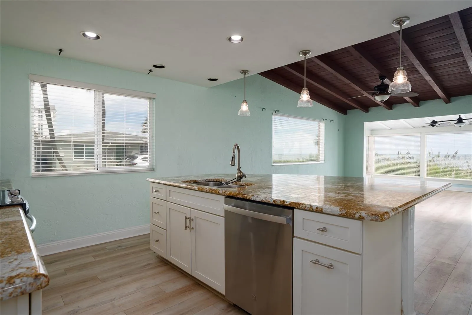 Large breakfast bar and island!