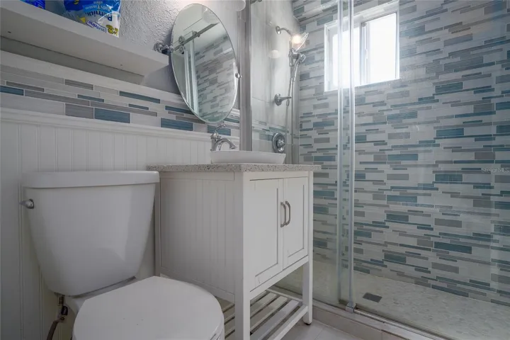 En suite to guest bedroom!00