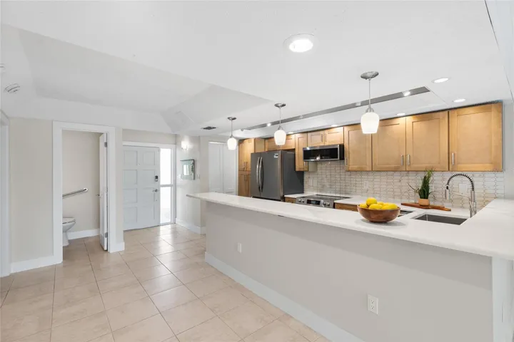 Breakfast Bar/Dining