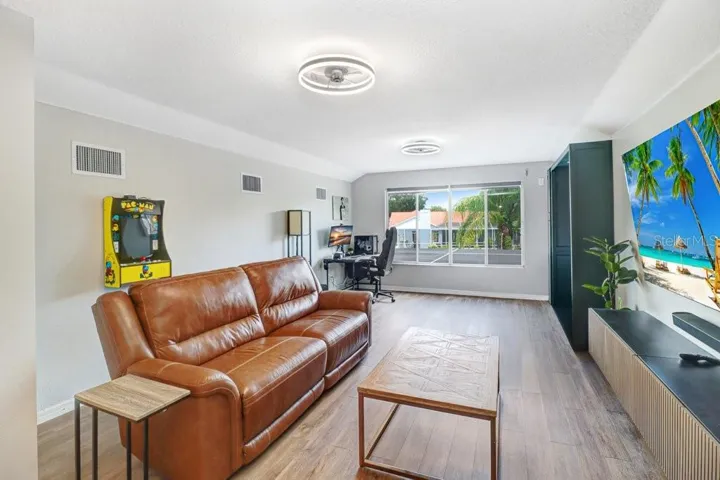 Bonus Room with Murphy Bed included