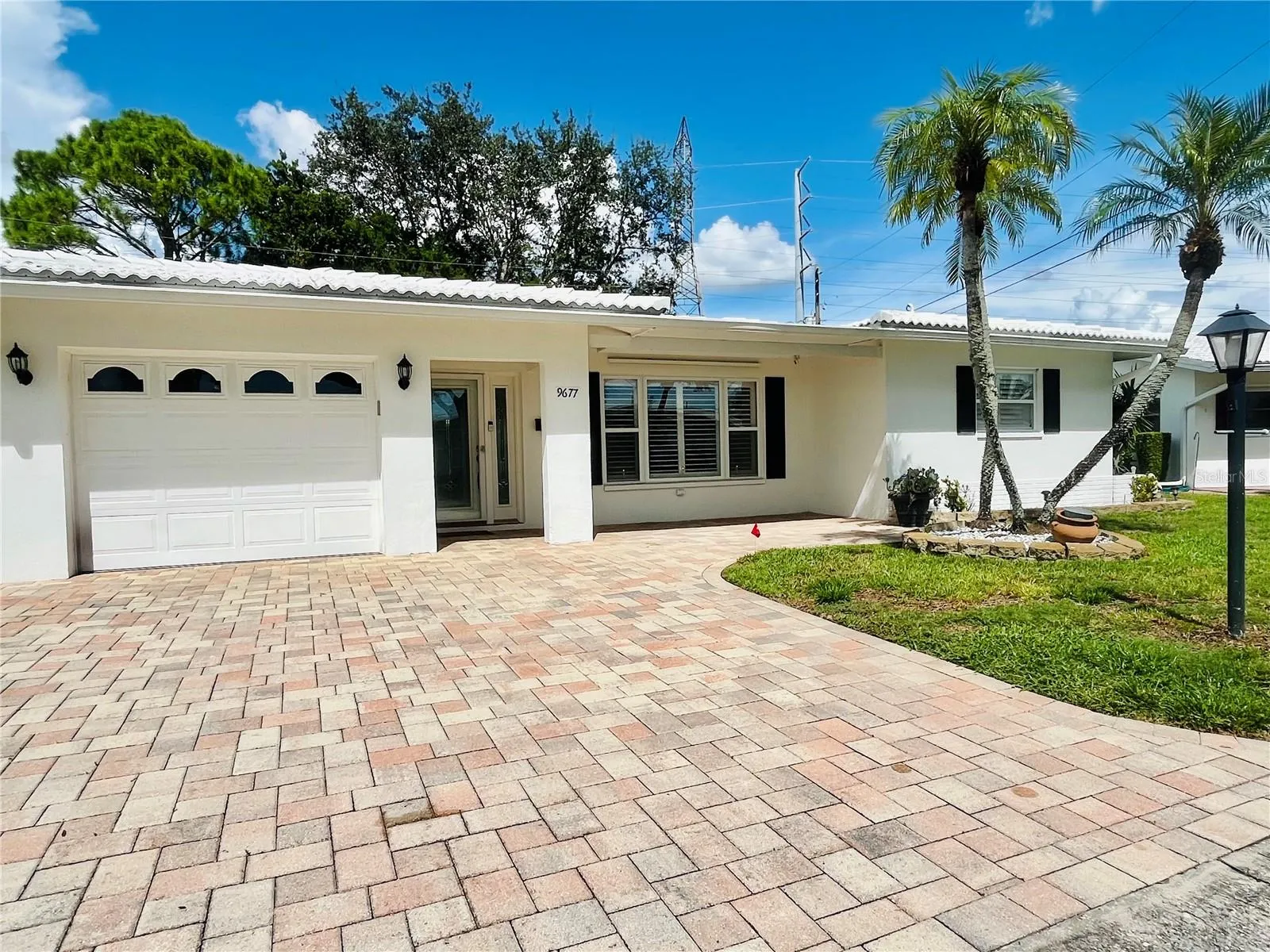 Pristine condition 2bed/2 baths home on the Golf Course in Mainlands.