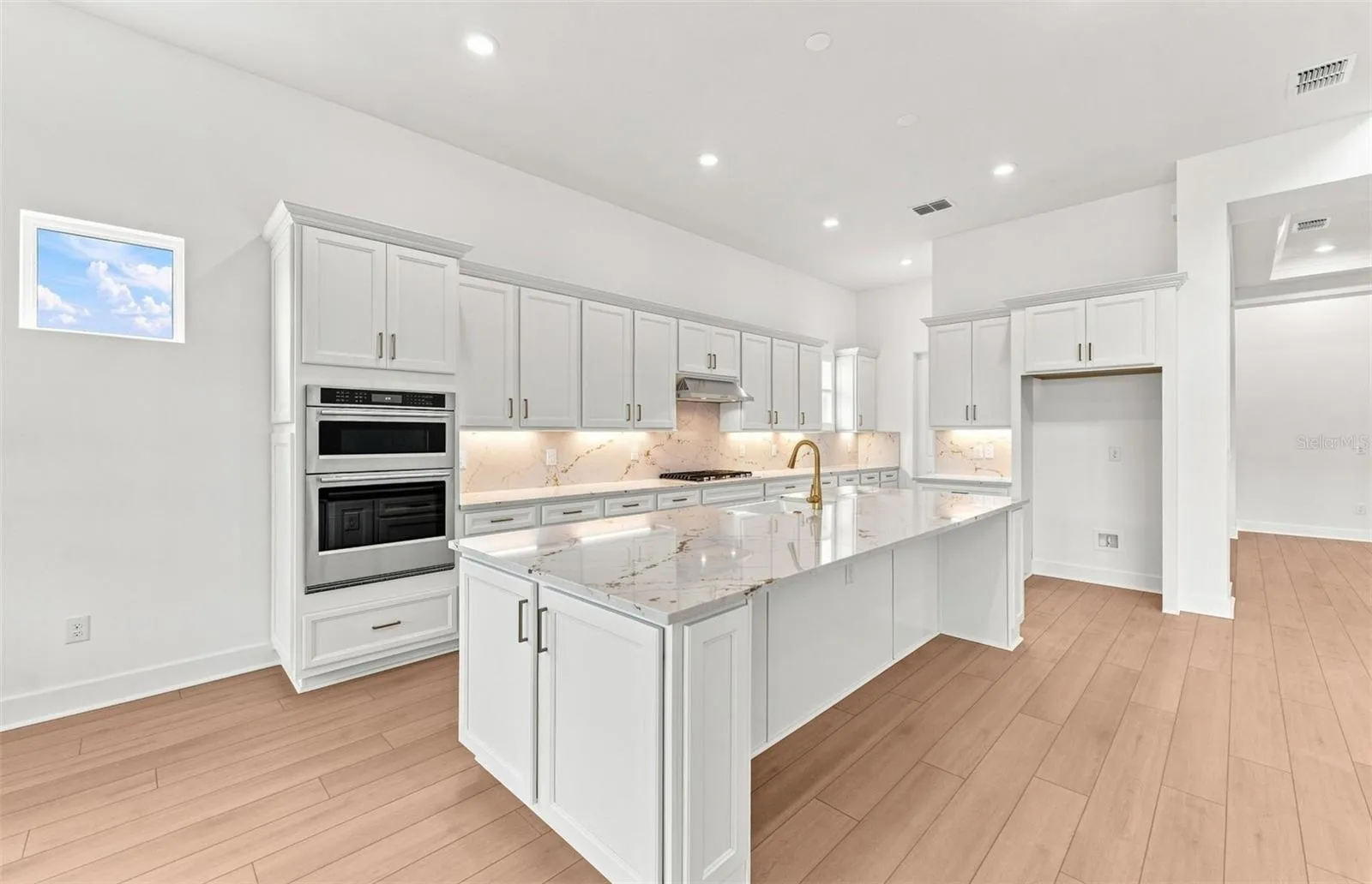 Gourment Built-in Kitchen w/Gas Appliances