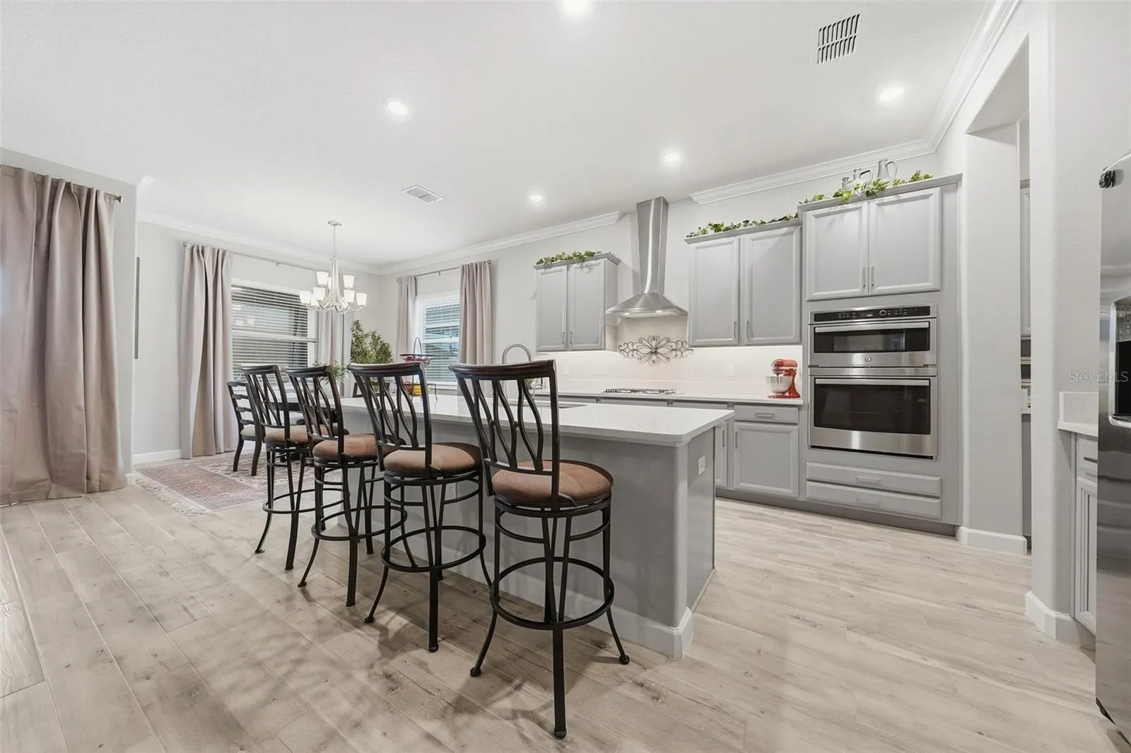 Kitchen w/ Island