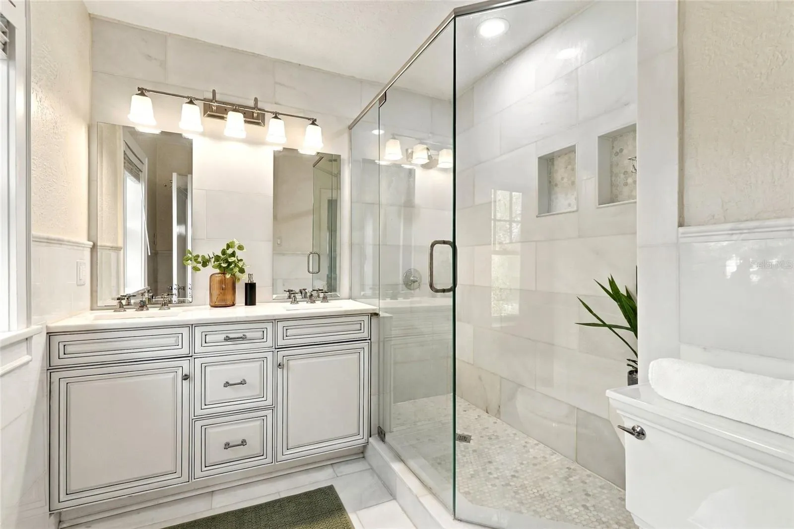 Primary En Suite Bathroom