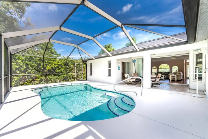 Plenty of space for entertaining & additional seating.