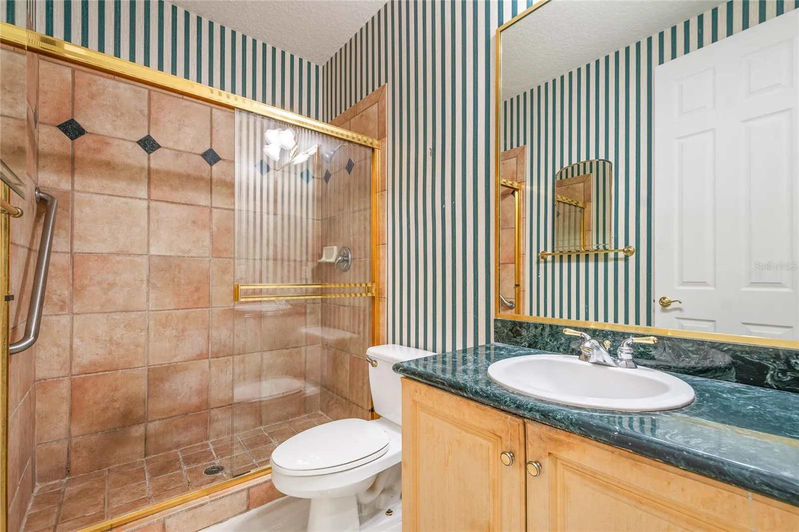 Bath between Bedroom 2/3