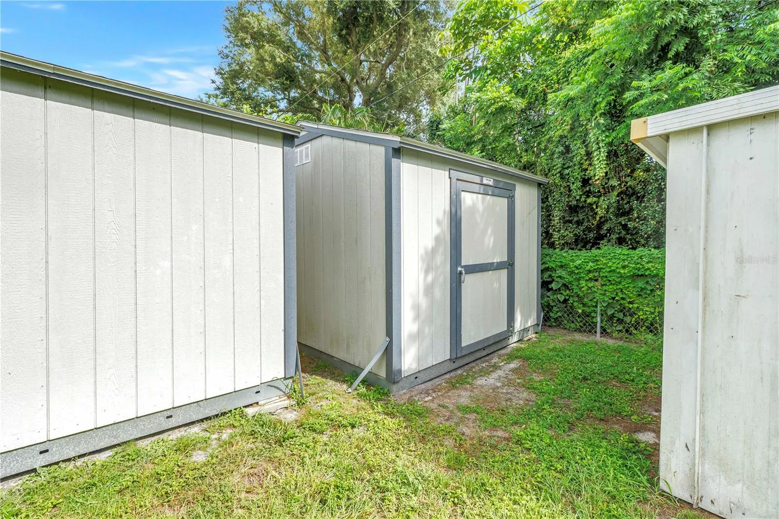 Large Lot 50X1352 SHEDS 10X10. The other one is old.