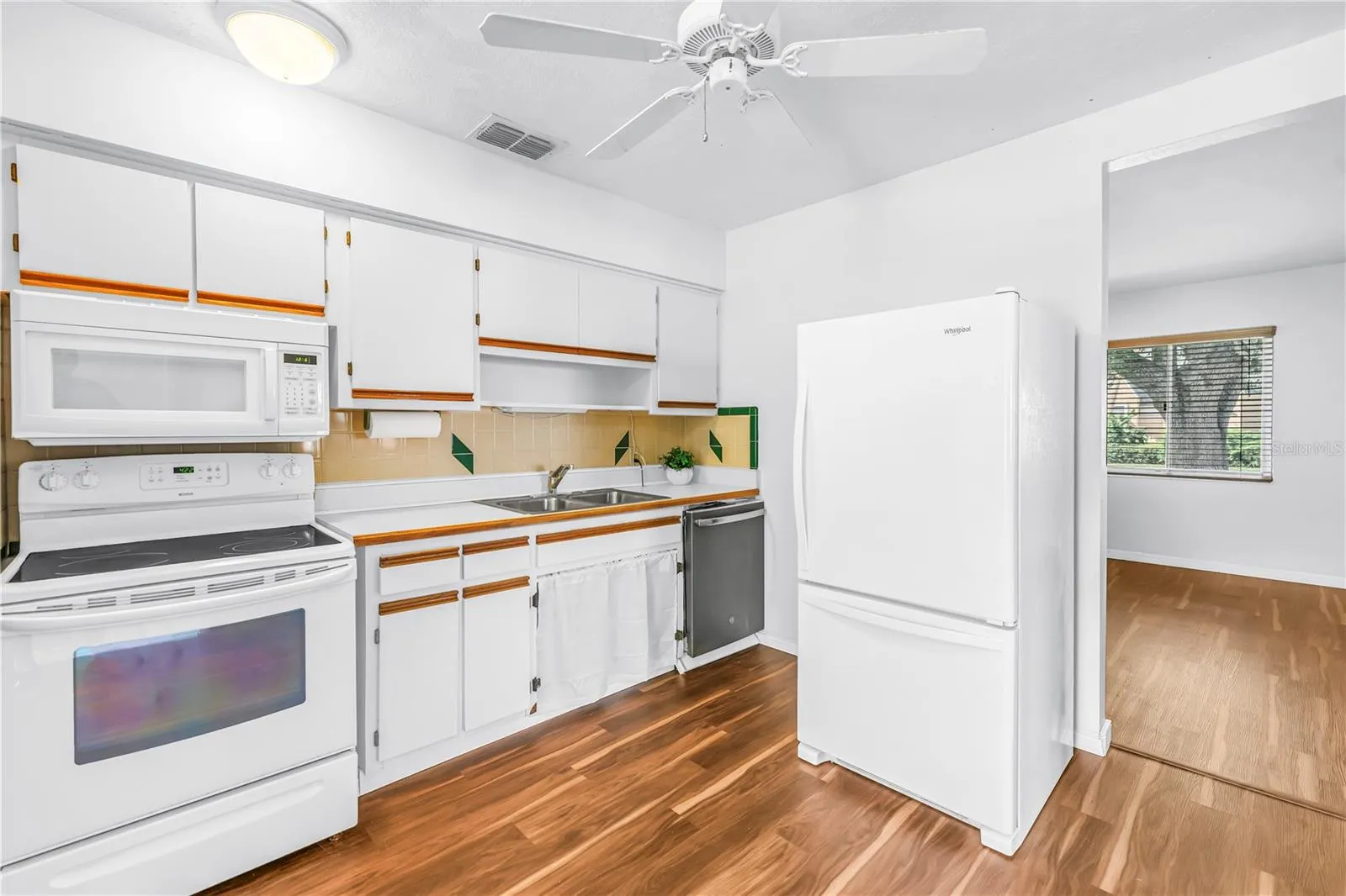 Kitchen/dining and entry to living room