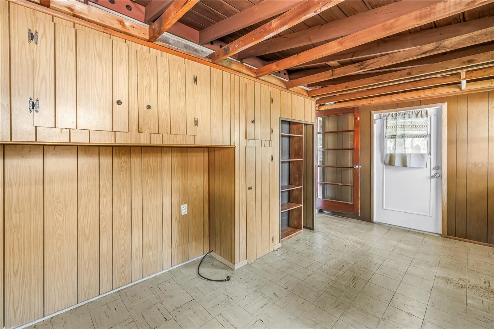 Florida Room/Bonus Room/ Could be 3rd bedroom with a little tlc. Comes with brand new portable HVAC