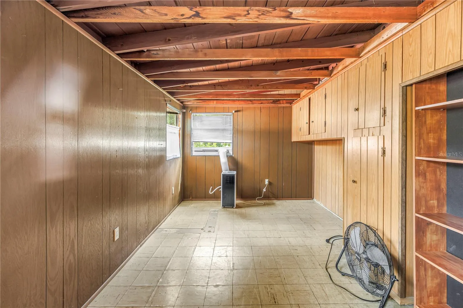 Florida Room/Bonus Room/ Could be 3rd bedroom with a little tlc. Comes with brand new portable HVAC