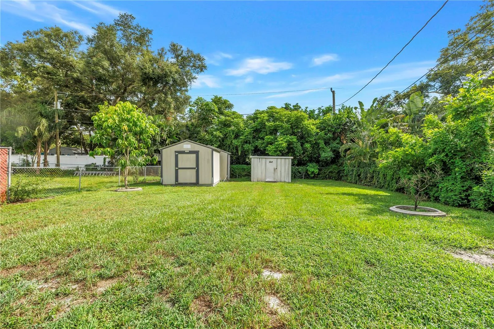 Large Lot 50X1352 SHEDS 10X10. The other one is old.