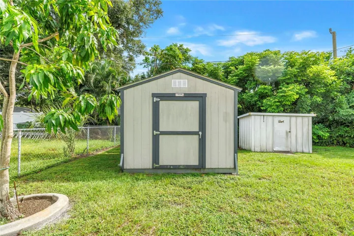 Large Lot 50X1352 SHEDS 10X10. The other one is old.