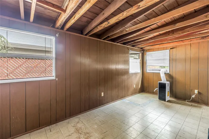 Florida Room/Bonus Room/ Could be 3rd bedroom with a little tlc. Comes with brand new portable HVAC