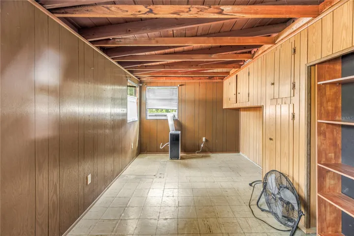 Florida Room/Bonus Room/ Could be 3rd bedroom with a little tlc. Comes with brand new portable HVAC