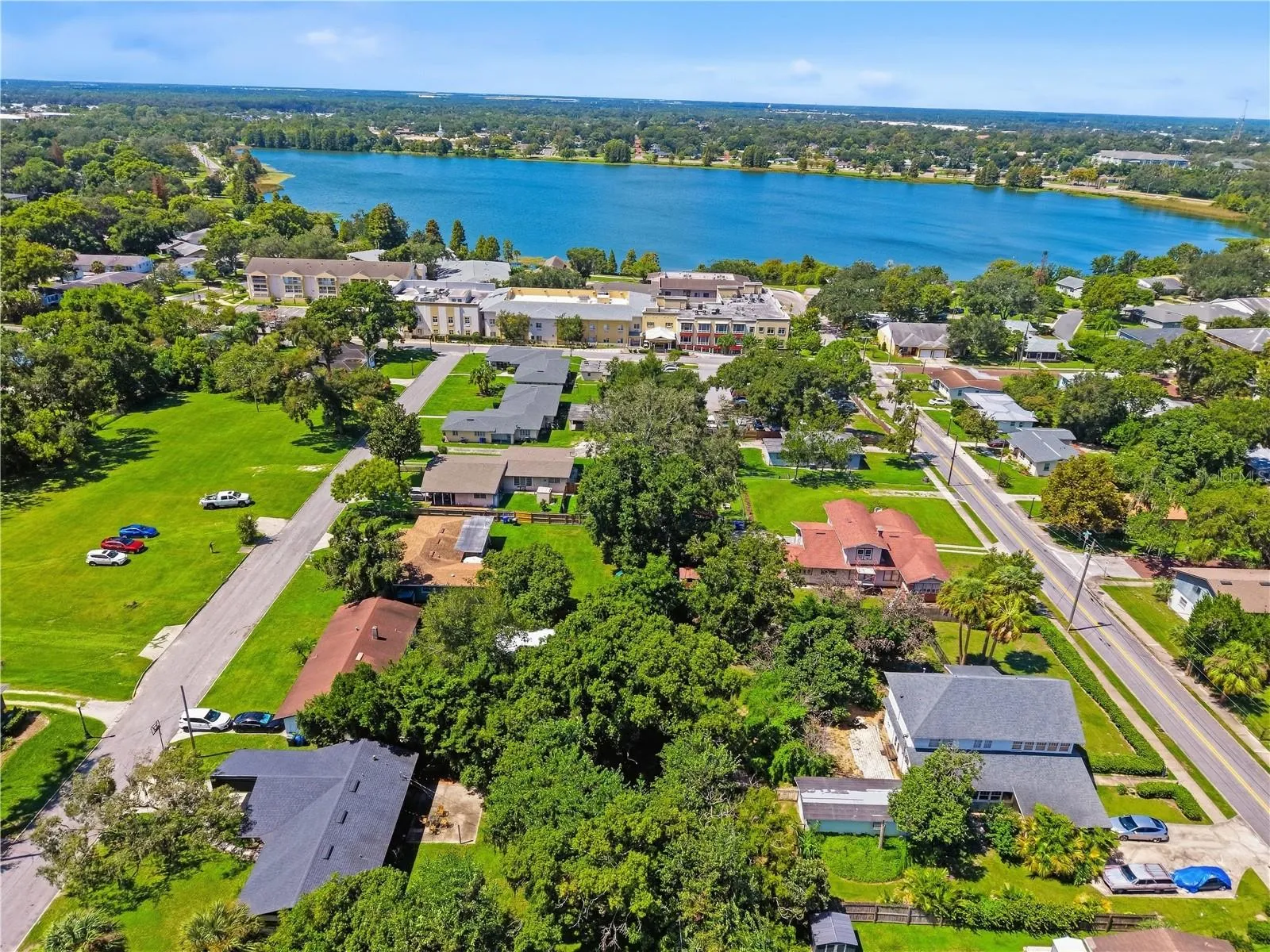 Walking distance to Lake Hunter!