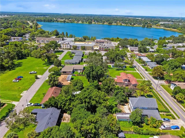 Walking distance to Lake Hunter!