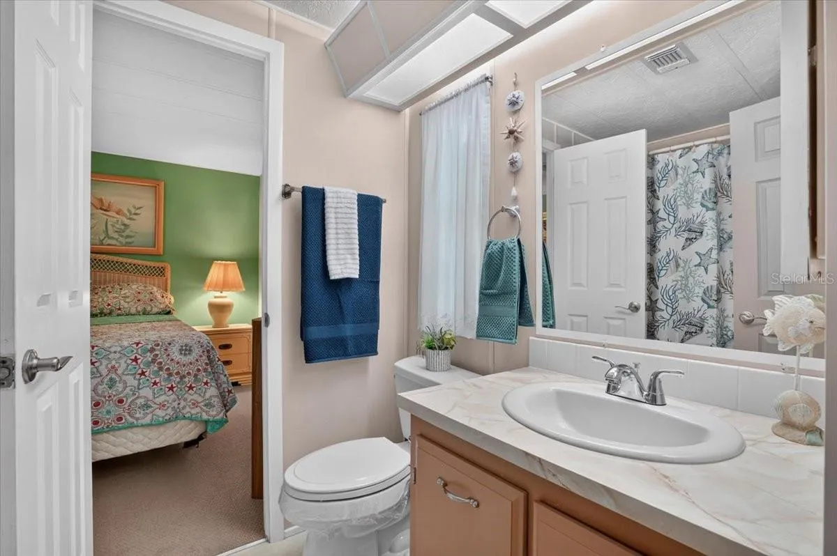 guest  ensuite bathroom