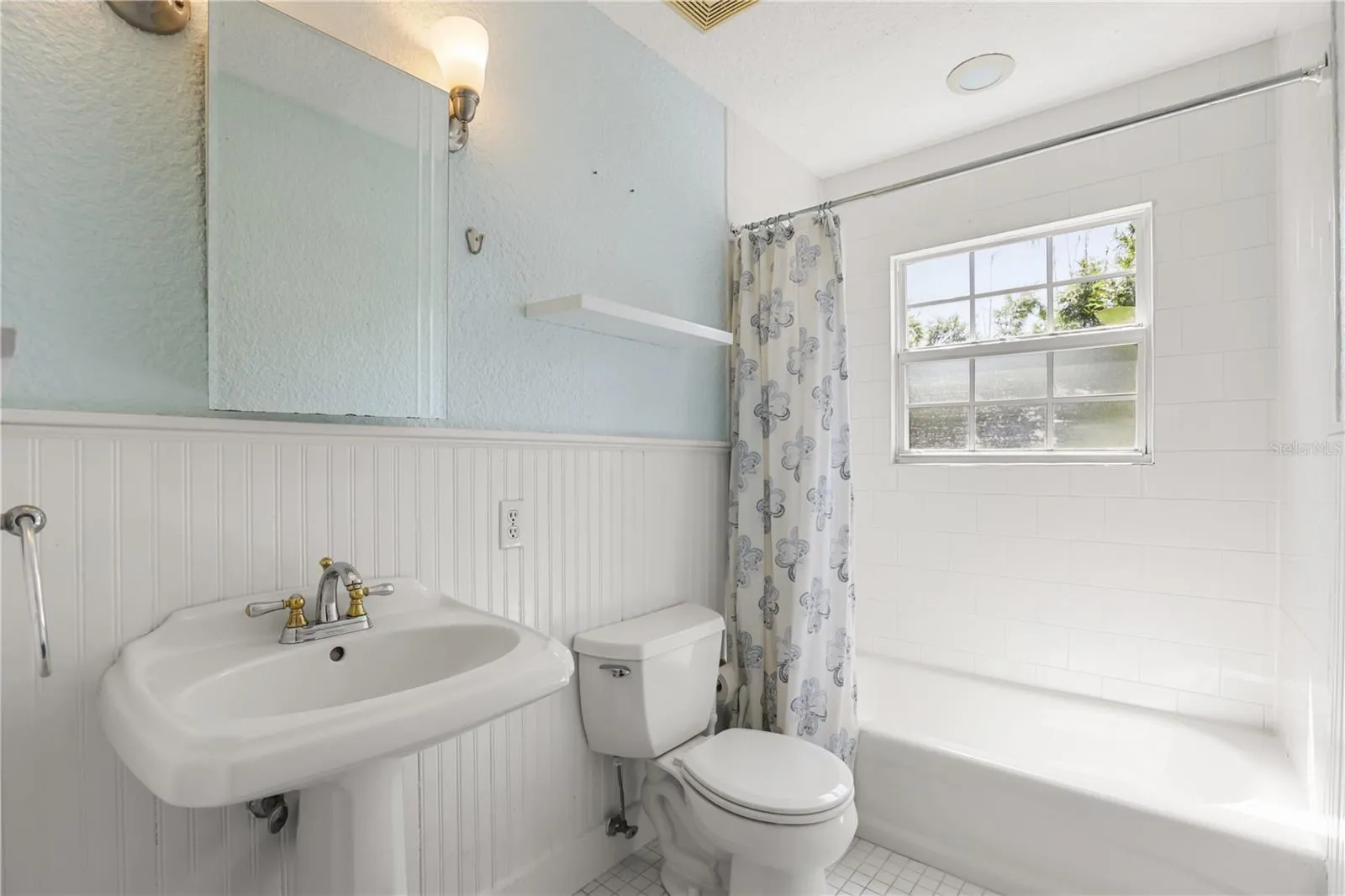 Guest house bathroom