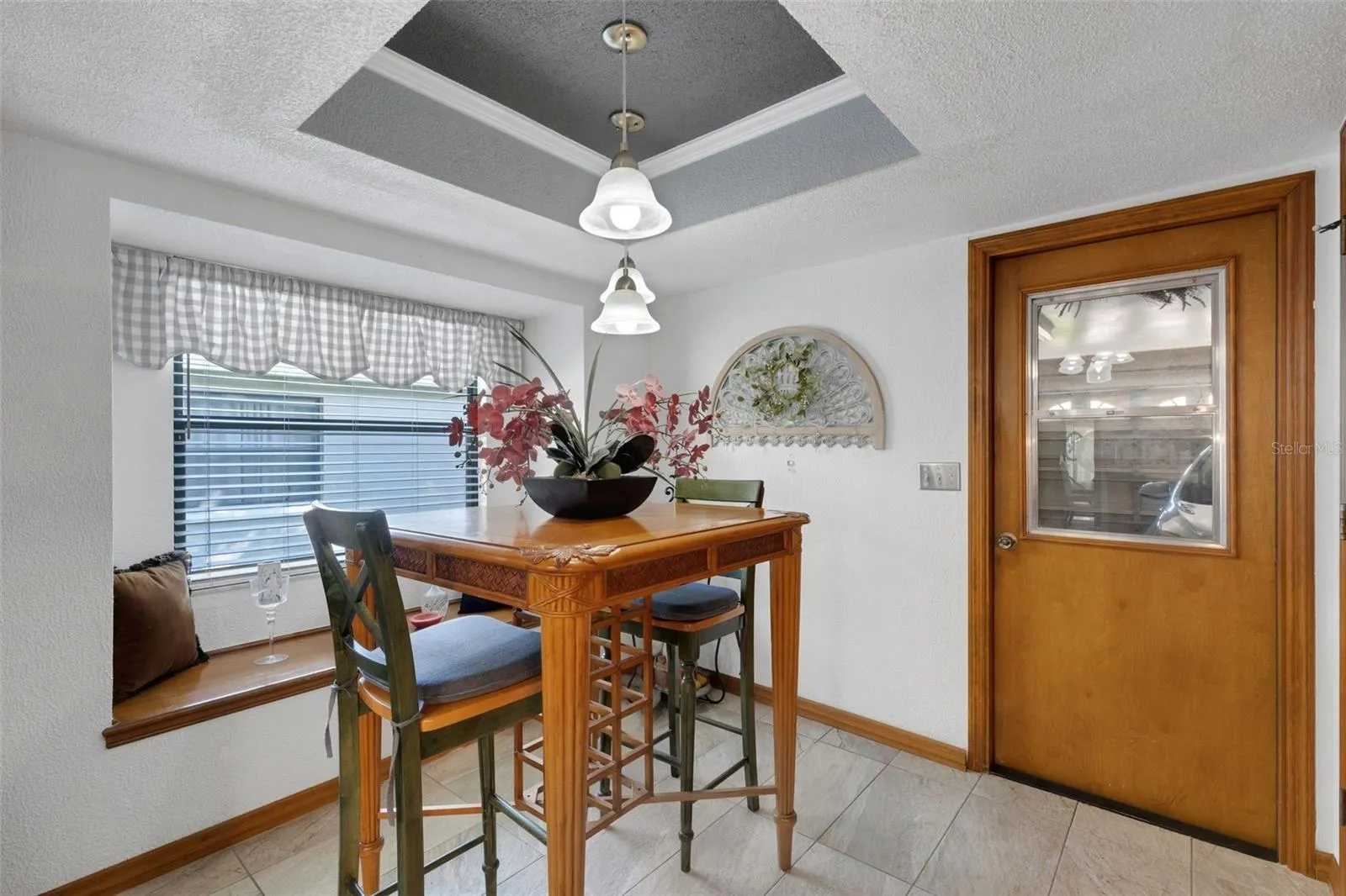 EATING SPACE WITH WINDOW BENCH IN KITCHEN