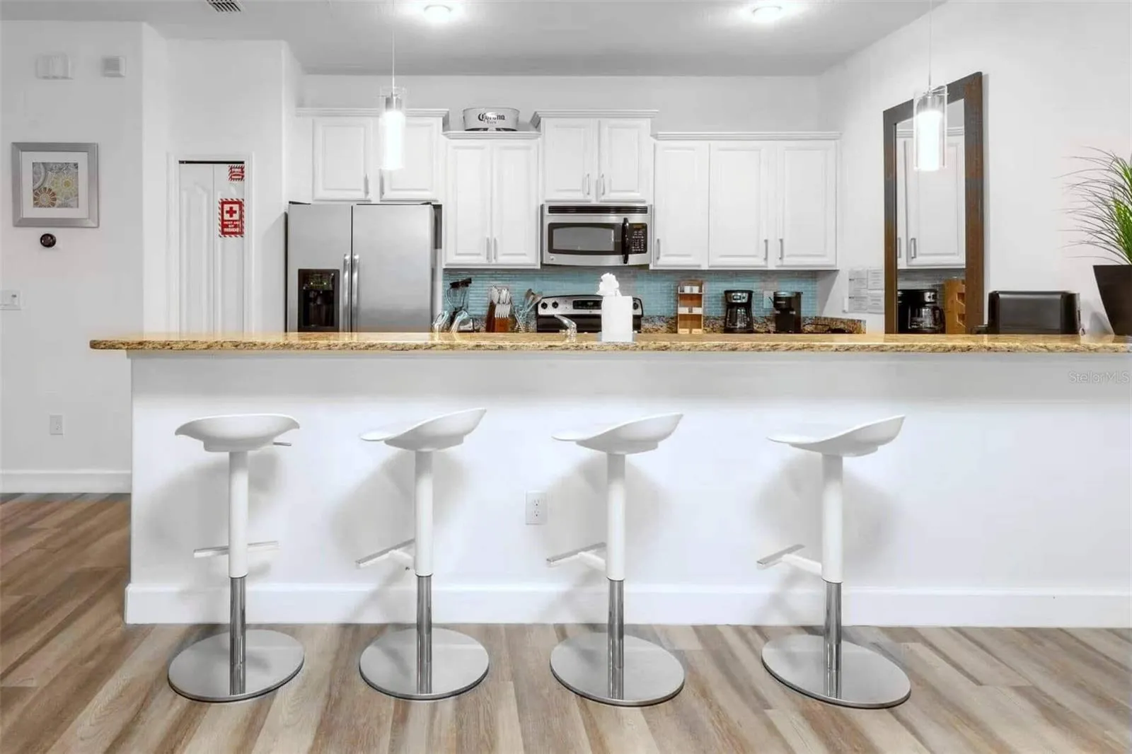 Full kitchen with breakfast bar