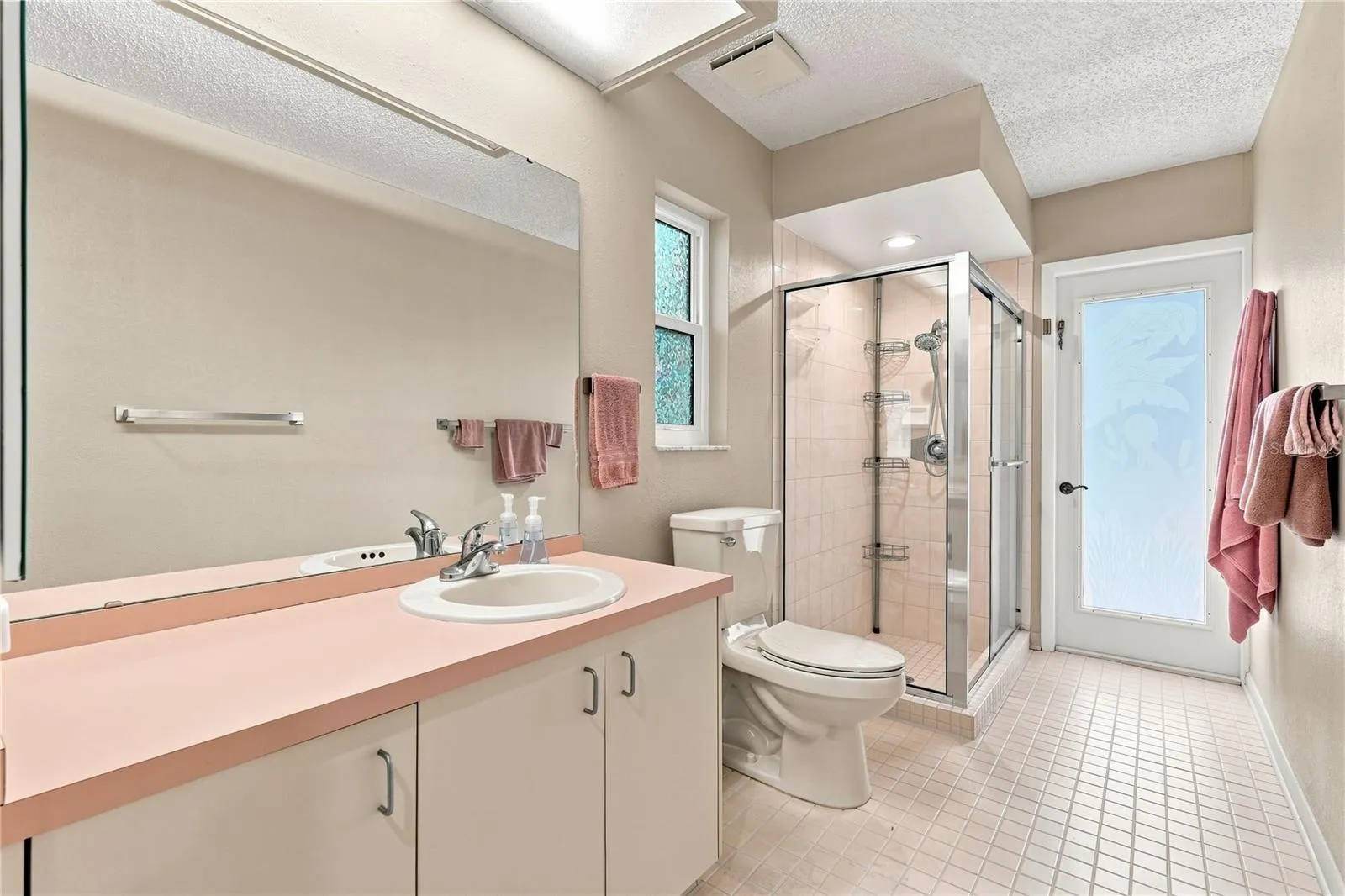 Bathroom 3 that goes through the Pool