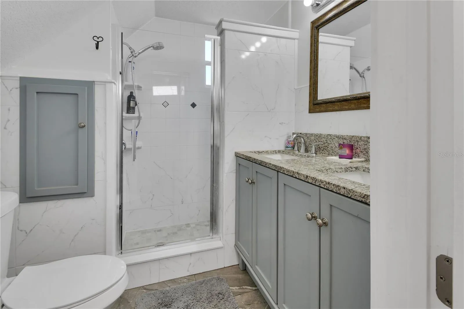 UPSTAIRS BATHROOM