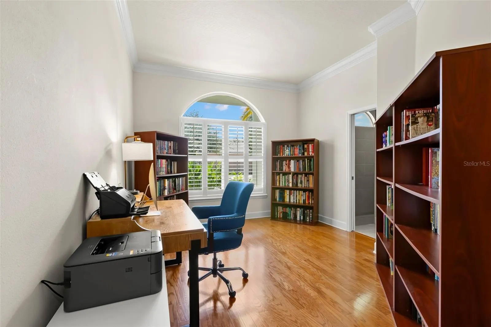 Private Study offer access to Primary's En-Suite Bathroom