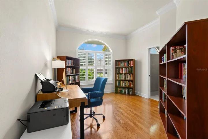 Private Study offer access to Primary's En-Suite Bathroom