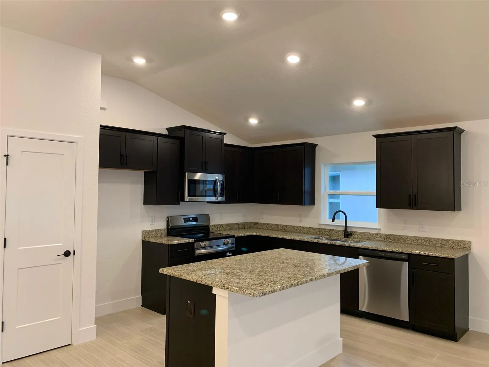 Kitchen w/wood cabinets and granite countertops