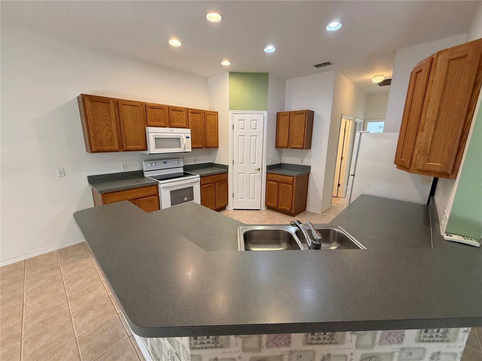 Kitchen w/ Breakfast Bar