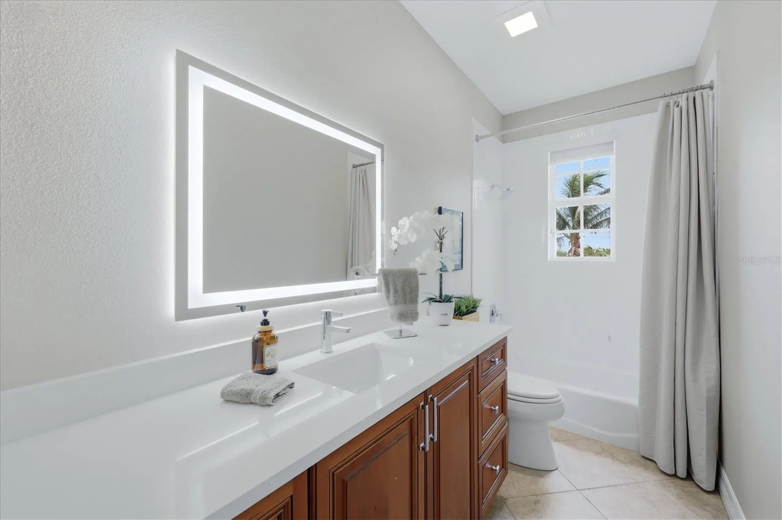 3rd Floor Full Bathroom