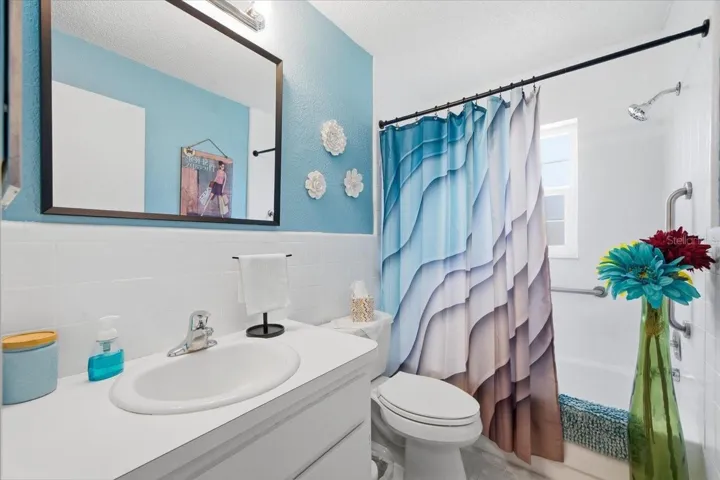 2nd bathroom with tub/shower combo