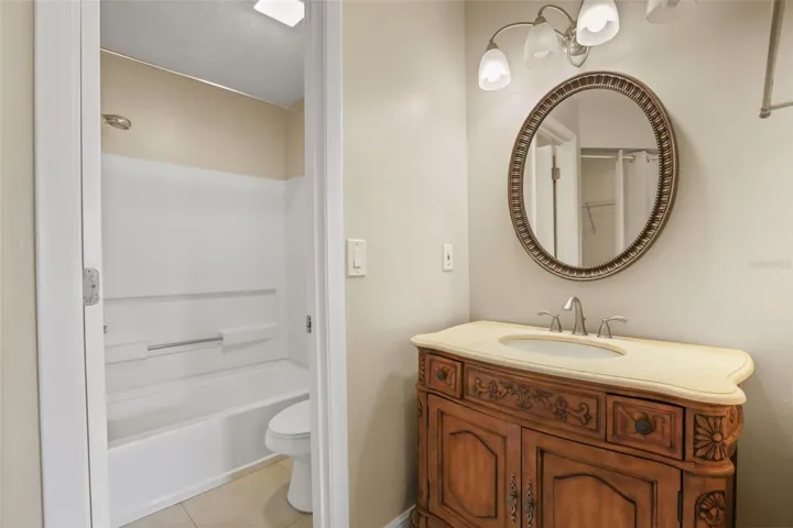 Guest Bathroom - en-suite