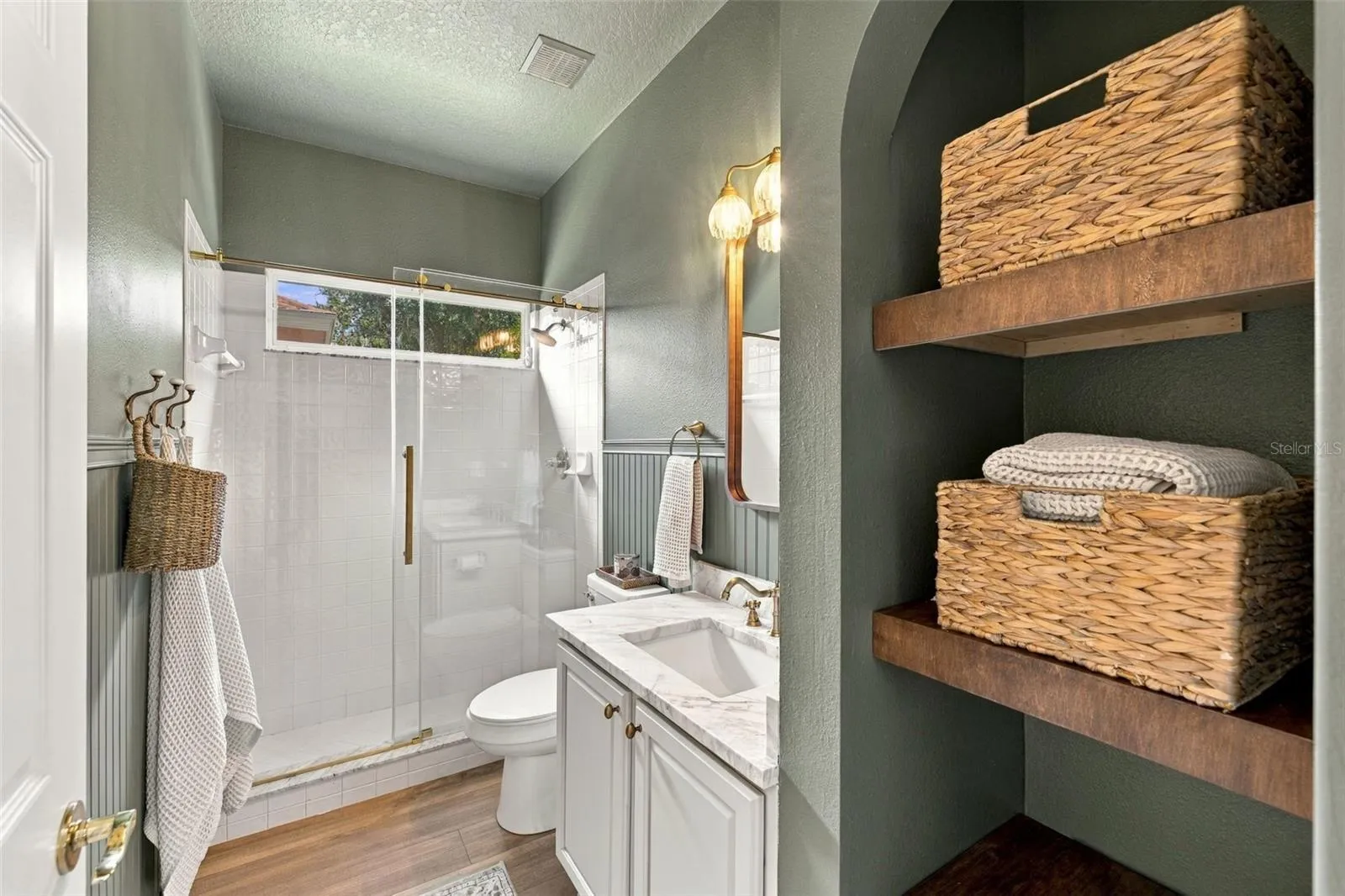Guest Bathroom / Bathroom 1